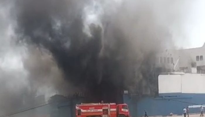 BREAKING NEWS! Kapal Ferry yang Sandar di Pelabuhan Indah Kiat Merak Banten Terbakar