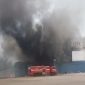 Tangkapan layar video yang beredar peristiwa kebakaran kapal di Pelabuhan Indah Kiat Merak, pada Rabu 6 Agustus 2023.