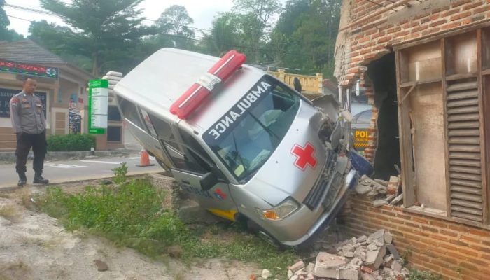 SAAT MENGANTUK JANGAN BERKENDARA! Begini Kronologi Ambulan Desa di Serang yang Menghantam Rumah Warga