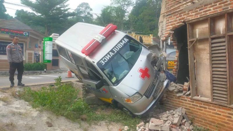 Sebuah ambulan Desa tampak ringsek usai menghantam rumah warga di Kecamatan Padarincang, Kabupaten Serang Banten. Dok Polisi