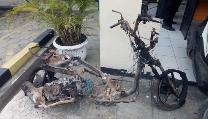 NEKAT BENER! Pencuri Bakar Motor Hasil Curiannya di Waringinkurung, Ternyata Gegara Ini