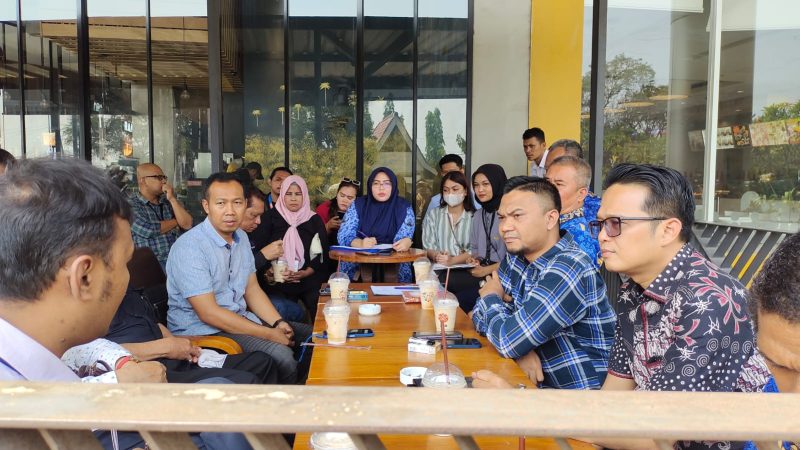 Komisi IV DPRD Kota Cilegon bersama Dinas terkait berdiskusi bersama manajemen CCM untuk pembahasan pembuatan JPO di depan CCM. Amul/Megatrust.co.id