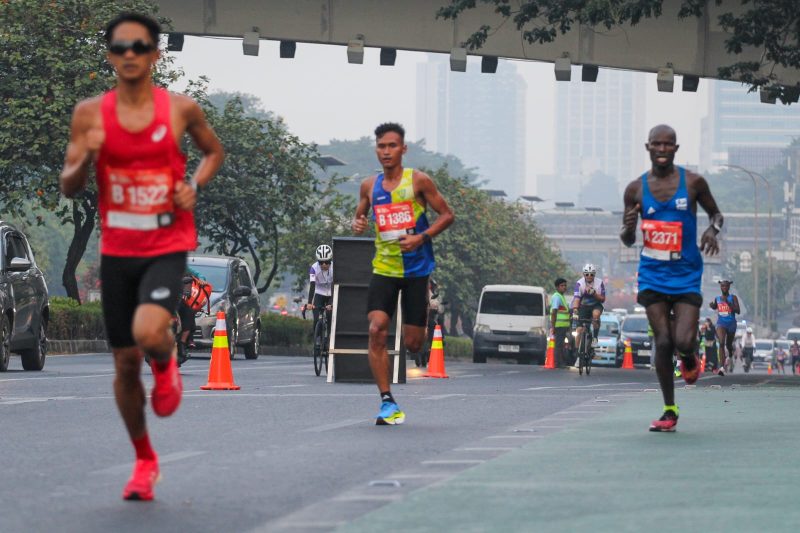 Sejumlah peserta beradu kecepatan saat mengikuti ajang Jakarta Marathon 2023 di kawasan Kuningan, Jakarta, Minggu (22/10/2023). Ribuan pelari baik dalam dan luar negeri ikut meramaikan empat nomor yang dipertandingkan yakni Marathon, Half Marathon, 10k (km), dan 5k (km). Megatrust/Cecep