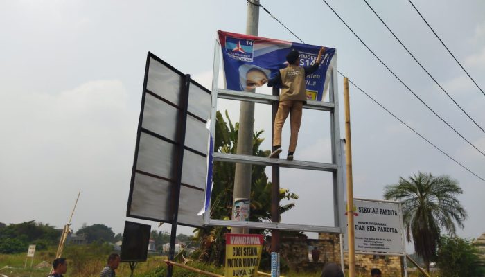 Ribuan Alat Peraga Kampanye di Kota Serang Dicopot Bawaslu dan Satpol PP