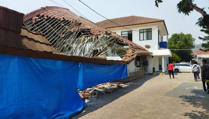 Atap Gedung Kantor Pelayanan Imigrasi Cilegon Ambruk, Nidya : Bangunan dari tahun 1983