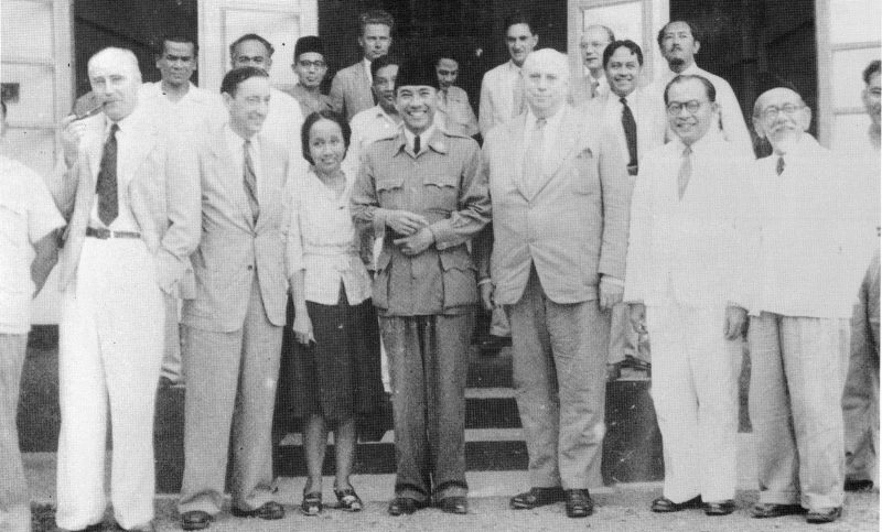 Maria ulfah saat foto bersama presiden Sukarno, gambar kebudayaan.kemdikbud.go.id