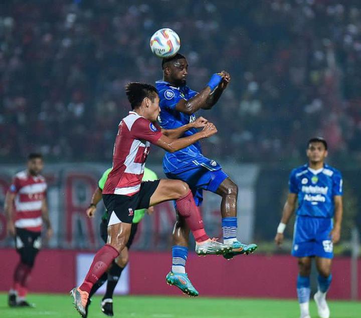 Potret pertandingan antara Madura United vs Persib Bandung dalam lanjutan Liga 1 pekan ke 18. Tangkapan layar instagram: @persib