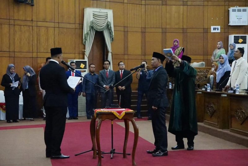 Pengambilan sumpah Anggota DPRD Kota Cilegon pengganti Rahmatullah dilakukan oleh Ketua DPRD Kota Cilegon Isro Mi'raj. (Amul/Megatrust.co.id)