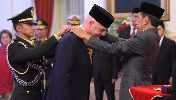 Bintang Jasa Pratama Disematkan ke Presiden FIFA Oleh Jokowi, Ternyata Ini Alasannya