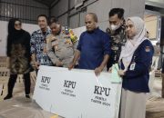 Usai Guyuran Hujan, Bilik Suara Tiba di Gudang KPU Kota Cilegon, Begini Kondisinya