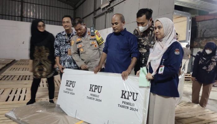 Usai Guyuran Hujan, Bilik Suara Tiba di Gudang KPU Kota Cilegon, Begini Kondisinya