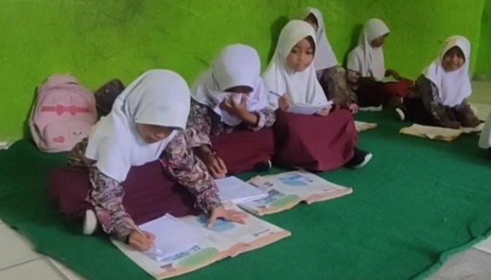 MIRIS! Di Ibu Kota Provinsi Banten Masih Ada Siswa SD Negeri yang Belajar di Lantai
