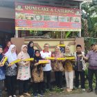 Kepala Dinas Koperasi dan UMKM Kota Cilegon Didin S Maulana (tengah) bersama tim monitoring melakukan monitoring UMKM ke Qoni Cake dan Catering. Amul/Megatrust.co.id
