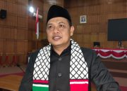 Hanya Ketua DPRD Kota Cilegon yang Kenakan Syal Palestina dalam Rapat Paripurna