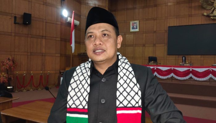 Hanya Ketua DPRD Kota Cilegon yang Kenakan Syal Palestina dalam Rapat Paripurna