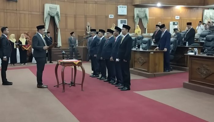 SAH, Ketua DPRD Kota Cilegon Isro Mi’raj Lantik dan Ambil Sumpah Anggota DPRD
