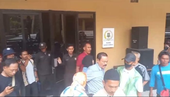 Rapat Dengar Pendapat di DPRD Cilegon Deadlock, Warga Ngamuk, Ketua Komisi : Inilah Demokrasi