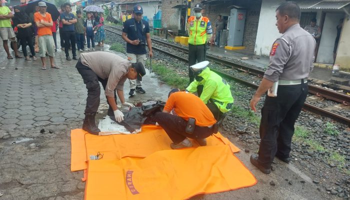 Dibawah Guyuran Hujan, Gadis Asal Jombang Cilegon Diduga Nekat Bunuh Diri di Perlintasan Kereta Api