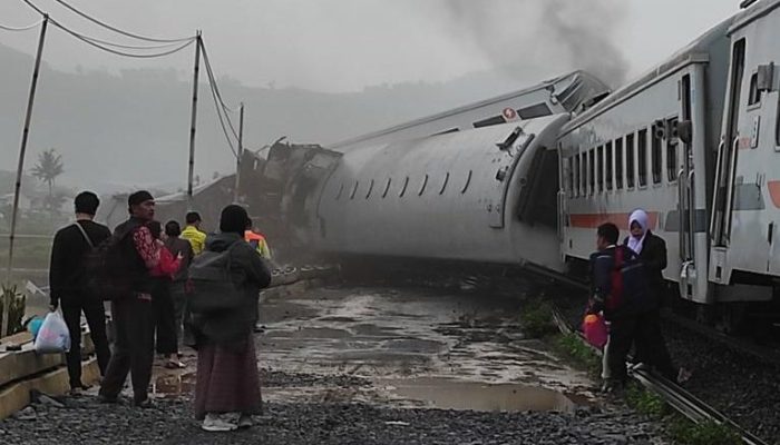 Jalur Kereta Api Haurpugur-Cicalengka Ditutup Total Imbas Insiden Adu Banteng Antar Kereta