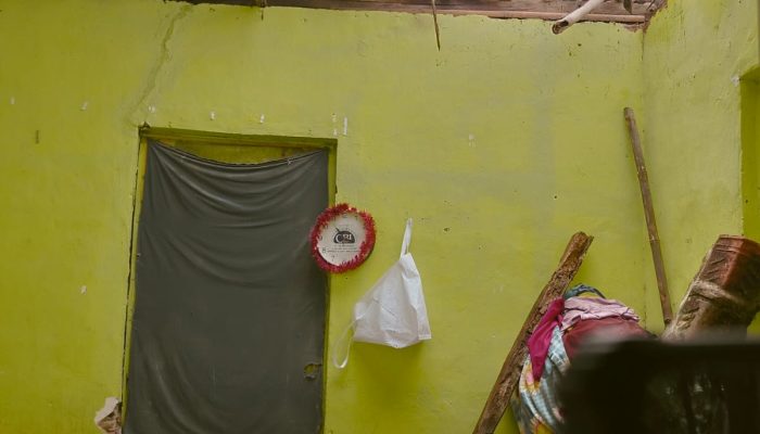 Dihantam Hujan Deras, Atap Rumah Warga di Citangkil Kota Cilegon Ambruk