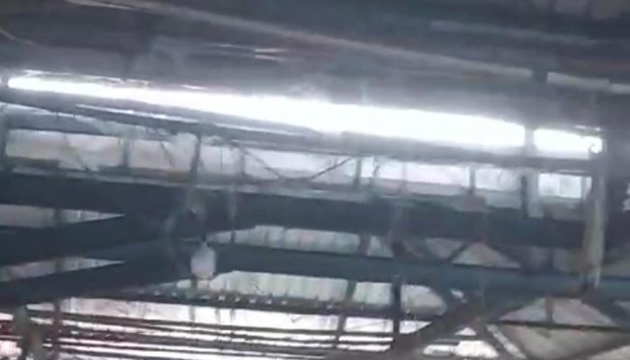 DIHANTAM HUJAN DERAS Atap Pasar Kranggot Cilegon Bocor, Air Masuk ke Lapak Pedagang