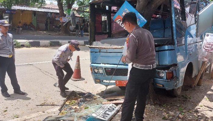 Bus Berplat Merah Tabrak Pohon di Serang, Sang Sopir Tewas Ditempat