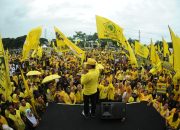 Foto: Seruan Massa Simpatisan Menangkan Partai Golkar