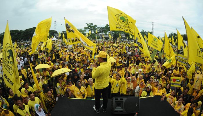 Foto: Seruan Massa Simpatisan Menangkan Partai Golkar