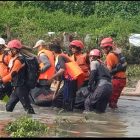 Tim SAR Gabungan saat membawa korban yang hanyut terseret banjir di Kota Cilegon. Dok Basarnas