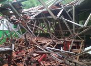Dihantam Hujan Deras, Atap SD Negeri Kalilanang 2 di Bojonegara Ambruk