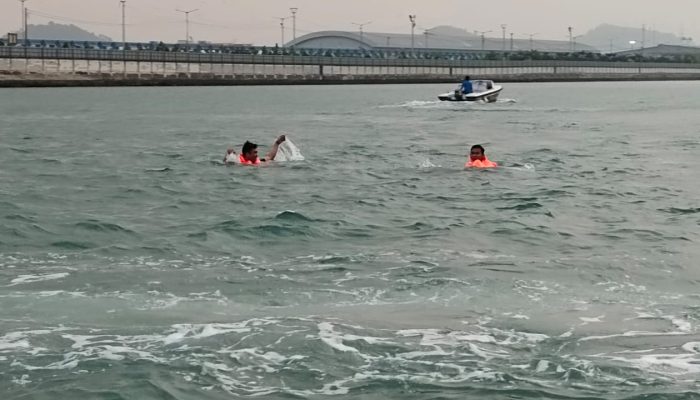Dua Penumpang Kapal Tercebur ke Laut, Tim SAR Gabungan Sigap Selamatkan Korban
