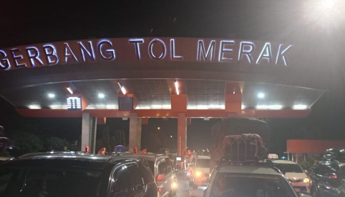 Arus Mudik 2024, Antrean Kendaraan Pribadi di Pelabuhan Merak Sampai Tol Merak