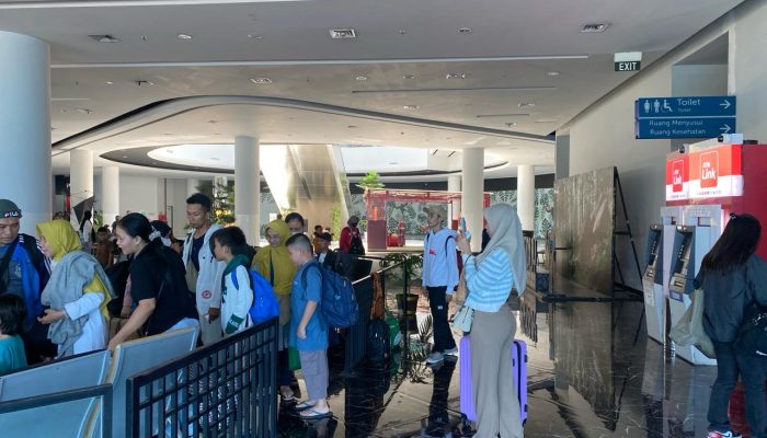 Pemudik Pejalan Kaki di Dermaga Eksekutif Merak Antre Mengular Sampai ke Toilet