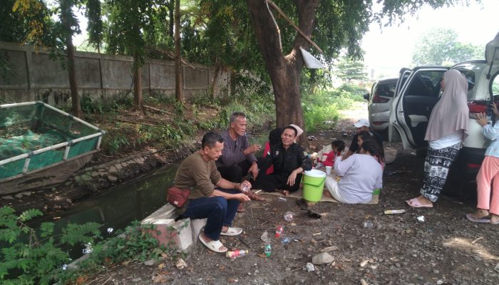 Engga Sampai ke Pantai Anyer, Wisatawan Asal Bogor Memiliki Piknik di Pinggir Jalan