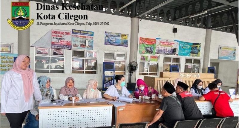 Posko pelayanan kesehatan Dinkes Kota Cilegon di Terminal Terpadu Merak, para pemudik sedang melakukan tes kesehatan. Instagram/@dinkes_cilegon)