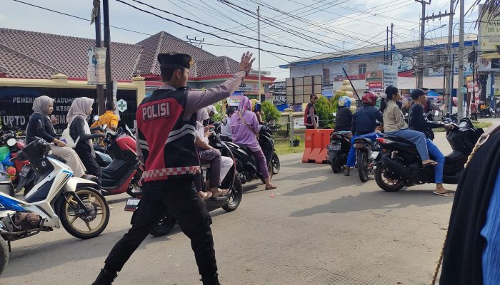 Berlakukan One Way di Jalur Wisata Anyer, Warga Sekitar Banyak yang Putar Balik