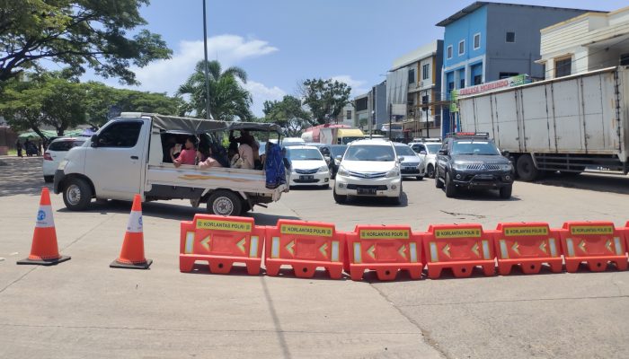 Jalur Wisata Anyer Padat, Petugas Putar Balik Wisatawan di JLS Kota Cilegon