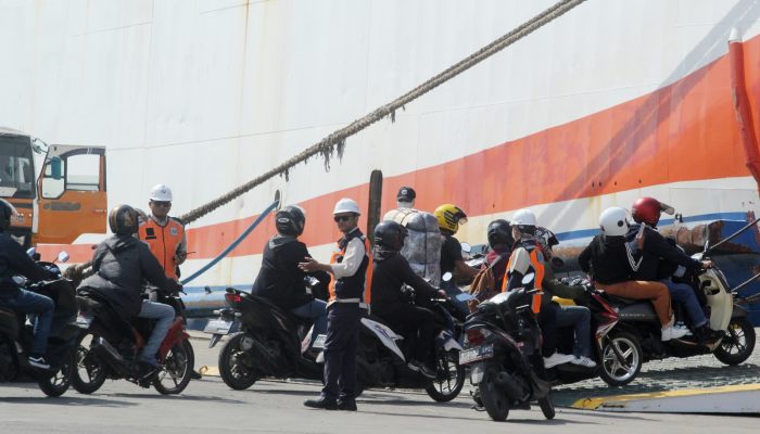 Foto: Penurunan Pemudik Bermotor di Pelabuhan Ciwandan
