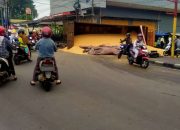 Diduga Rem Blong, Truk Pakan Ternak Terguling Di Serang Kota