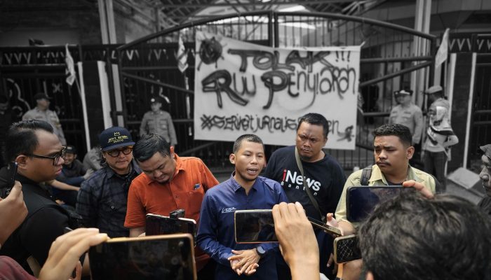 JURNALIS BANTEN TURUN KE JALAN, Tolak RUU Penyiaran dengan Bakar Ban dan Debus