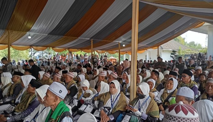Ratusan Jemaah Haji Kabupaten Serang Diberangkatkan, Ratu Tatu : Ini Kloter Terakhir