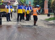 Puluhan Jalan Berlubang di Cilegon Mulai Diperbaiki Mantri Jalan