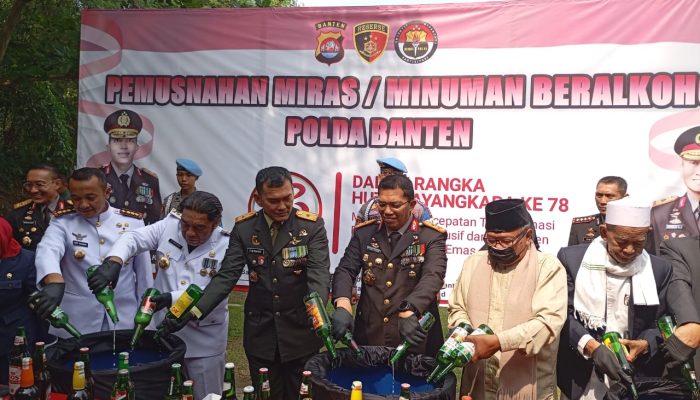 Ditengah HUT Bhayangkara Ke 78, Polda Banten Musnahkan Puluhan Ribu Miras