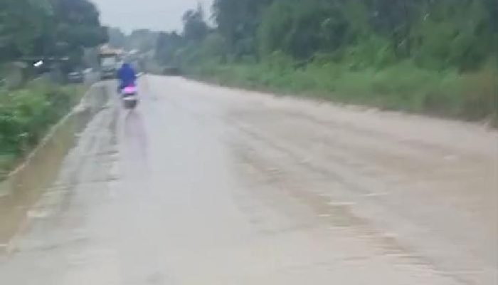 Diduga Akibat Aktivitas Galian C, Jalan Raya di Jawilan Jadi Licin dan Berbahaya