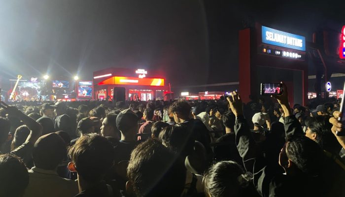 Ribuan Fans Iwan Fals Pecah, Saksikan Sang Idola di Stadion Kota Serang
