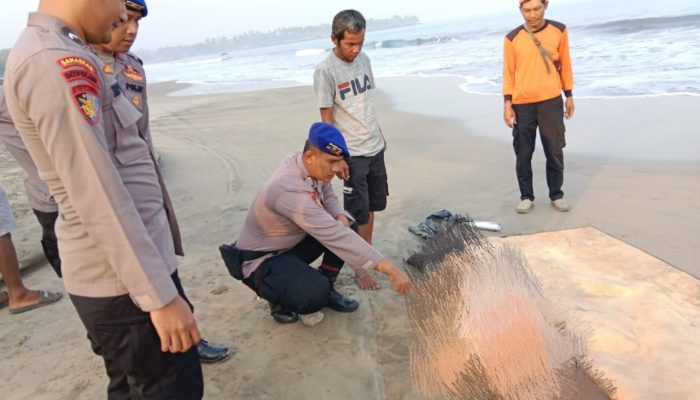 Bule Ditemukan Tewas di Bibir Pantai Anyer, Petugas Temukan Sepucuk Surat Botol, Begini Isi Suratnya