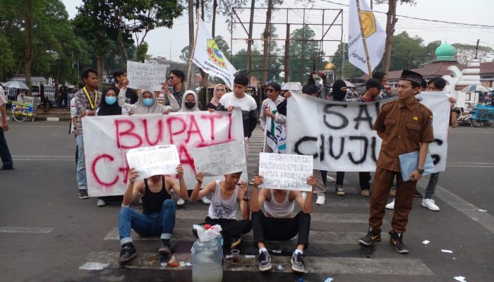 Pelantikan DPRD Kabupaten Serang Diwarnai Aksi Unjuk Rasa Masyarakat, Ini Tuntutannya