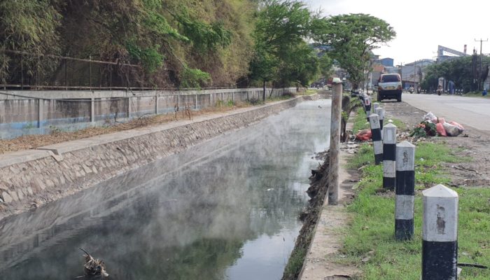 Air yang Mengalir di Irigasi di Ciwandan Mengeluarkan Asap dan Berbau, DLH Cilegon Akan Telusuri