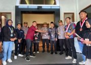 Disela-sela Pleno Tingkat Kota, Mahasiswa Cilegon Kasih Mawar ke KPU, Apa Artinya