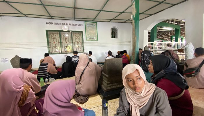 Wisatawan asal Pandeglang Ziarah ke Banten Lama Sebelum Liburan ke Anyer